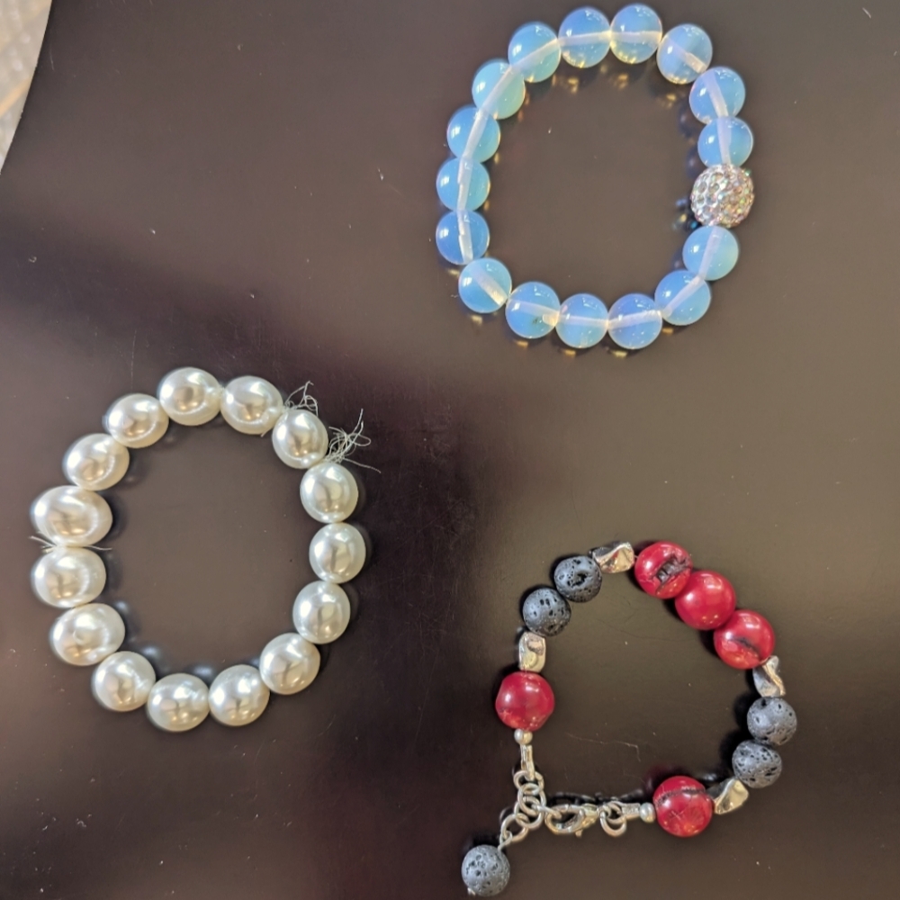 Elegant pearl and beaded bracelet set. All on an elastic for easy wear.